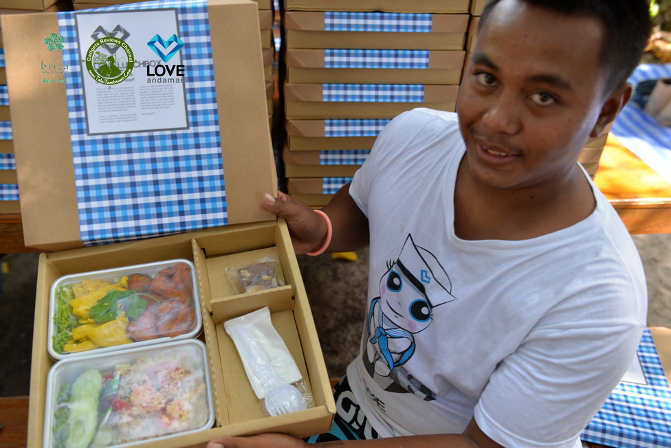 การจัดการการท่องเที่ยวดีมาก : Station อาหารกล่อง บนเกาะตาชัย ของ Love Andaman ครับ เมนูอาหาร Set 2/3 เตรียมไว้ให้เลือก ครับ