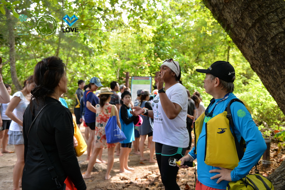 การจัดการการท่องเที่ยวที่ดีมากครับ : หลังจากกลุ่มที่ไปดำน้ำตื้น กลับ มา กินอาหารกลางวัน บนเกาะตาชัยเรียบร้อยแล้ว ช่วงบ่าย ศึดษาธรรมชาติ บนเกาะ ครับ Tour Guide Love Andaman เป็นนักสื่อความหมายที่ดี แนะน ทั้ง 2 ภาษา พาชม นก พืช แมลง ที่สำคัญ น่าตื่นตาตื่นใจ คือ ปูแม่ไก่ ครับ / แต่ ผมว่า การไม่ให้นำรองเท้า ขึ้นเรือ มาเที่ยว ชายหาด เที่ยวเกาะตาชัย ก้ดีนะครับ - แต่ มาเดินศึกษาเส้นทางศึกษาธรรมชาติ ในป่านี่สิครับ จะดีเหรอครับ ผมไม่ค่อยแน่ใจ ครับ ในการเดินเท้าเปล่า